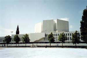 Вид из городского музея Хельсинки на City Hall. За City Hall'ом виднеется башня Национального музея Финляндии.
