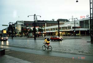 Последний снимок в Хельсинки - мы стоим под аркой, рядом с автовокзалом, на улице проливной дождь. Через 5 минут придет наш автобус.